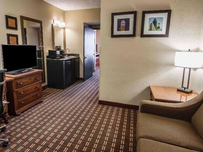 Hotel Quality Inn & Suites I-35 E/Walnut Hill - Bild 1