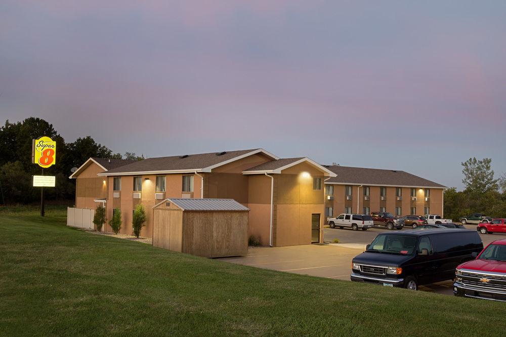 Hotel Super 8 by Wyndham Oskaloosa IA - Bild 1