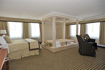 Hotel Monte Carlo Inn - Barrie Suites - Bild 3