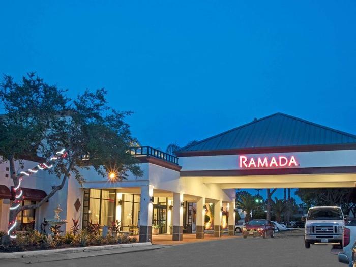 Hotel Ramada by Wyndham Houston Intercontinental Airport East - Bild 1
