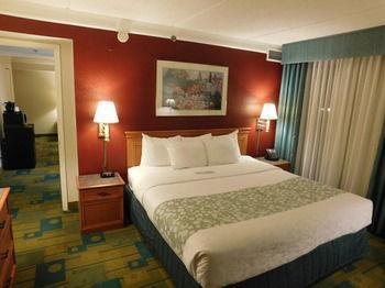 Hotel Days Inn & Suites by Wyndham Arlington Heights - Bild 3