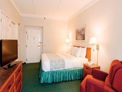 Hotel Days Inn & Suites by Wyndham Arlington Heights - Bild 2